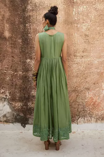 Green silk organza embroidery floral v pleated maxi dress with scarf