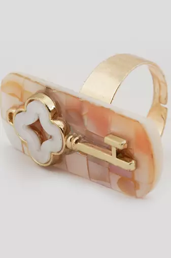 White royal reminiscence finger ring