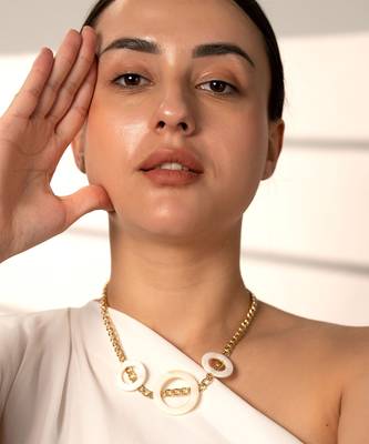 White trinity lustre necklace 1