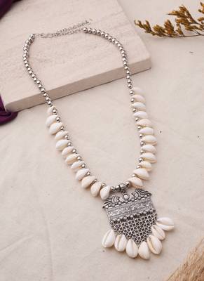 Shell necklace with oxidized pendant 1