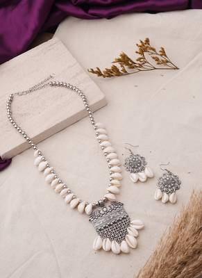 Shell necklace with oxidized pendant 2