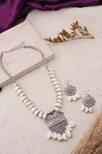 Shell necklace with oxidized pendant