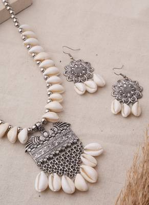 Shell necklace with oxidized pendant 3