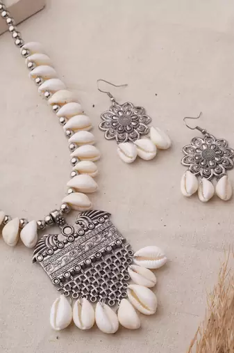Shell necklace with oxidized pendant