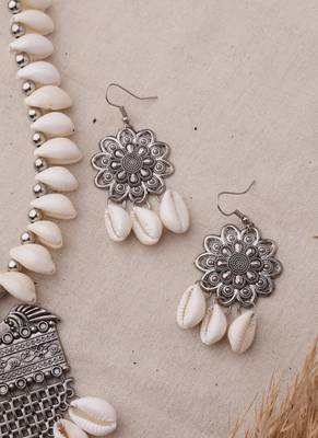Shell necklace with oxidized pendant 4