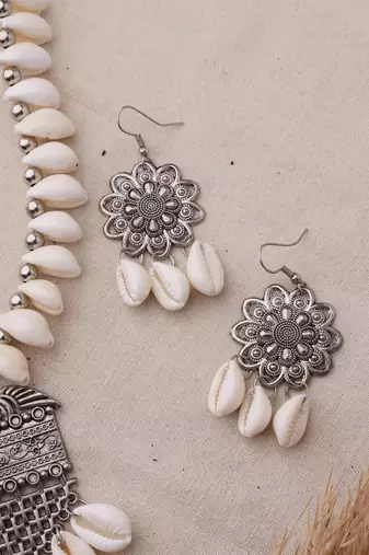 Shell necklace with oxidized pendant