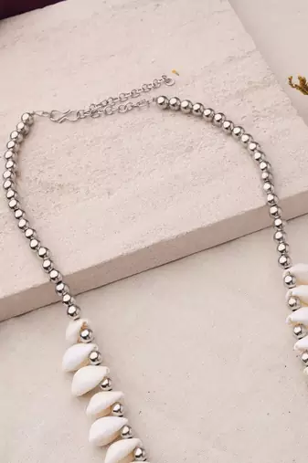 Shell necklace with oxidized pendant