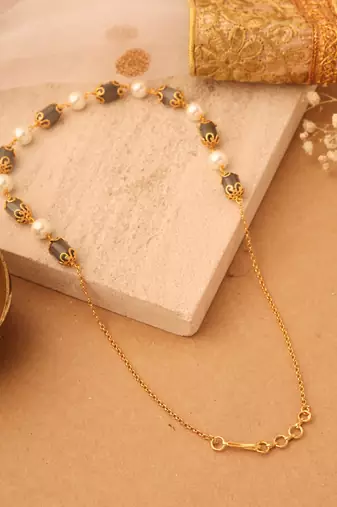 Earthy Elegance: Necklace of Brown Oval Stones and White Circle Pearls