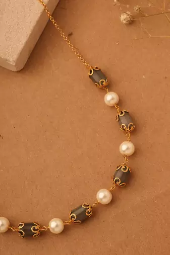 Earthy Elegance: Necklace of Brown Oval Stones and White Circle Pearls