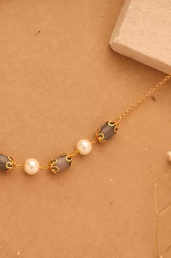 Earthy Elegance: Necklace of Brown Oval Stones and White Circle Pearls