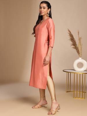Janasya women's peach silk blend solid straight kurta 4