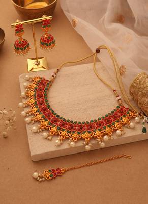 Pearl Elegance Ensemble: Necklace, Earrings, and Maang Tikka Set 1