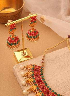 Pearl Elegance Ensemble: Necklace, Earrings, and Maang Tikka Set 4