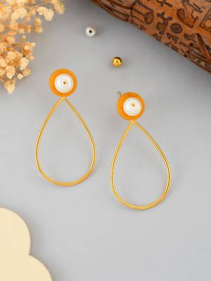 White pearl and gold plated textured earring 2
