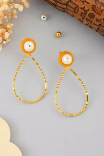 White pearl and gold plated textured earring