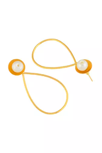 White pearl and gold plated textured earring