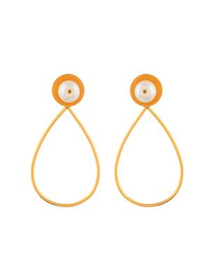 White pearl and gold plated textured earring 4