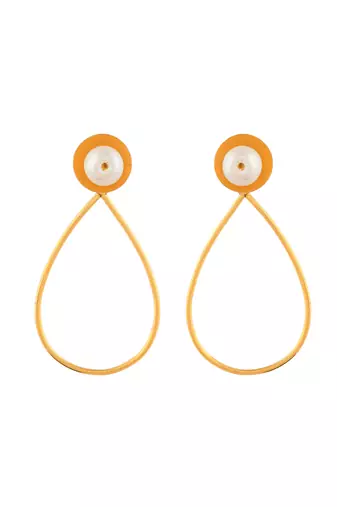 White pearl and gold plated textured earring