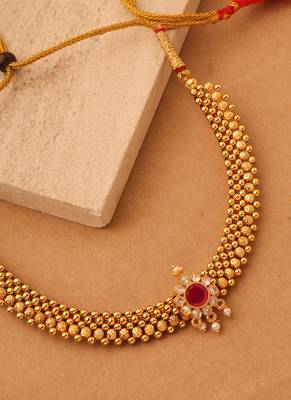 Curvy Blossom Gold-Plated Necklace 3