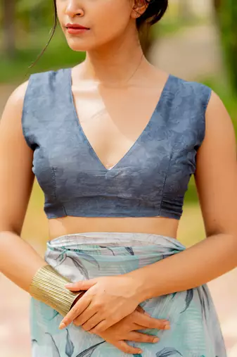 Light greyish blue chiffon leaf print/floral print plain saree with unstitched blouse piece