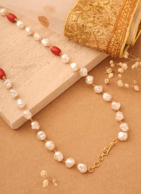 Natural Elegance: Necklace of Shapeless White Pearls with Orange-Red Accents 2