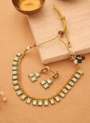 Simple Kundan Necklace with Matching Earrings 1