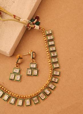 Simple Kundan Necklace with Matching Earrings 3