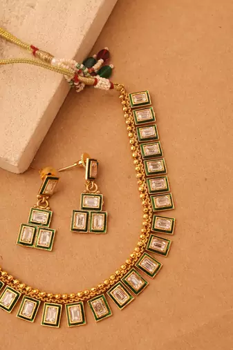 Simple Kundan Necklace with Matching Earrings