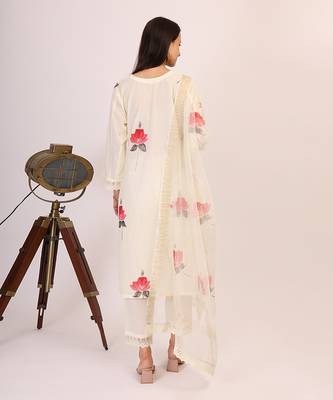 Cream hand printed cotton kurta set with organza dupatta 5