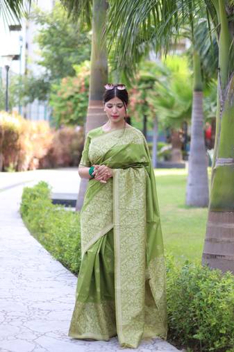 Banglori Raw Silk Saree With All Over Weaving Butties And Weving Pallu With Running Blouse Piece