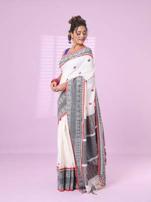 White cotton handspun soft saree with paisley motifs 2
