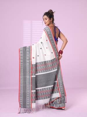 White cotton handspun soft saree with paisley motifs 3