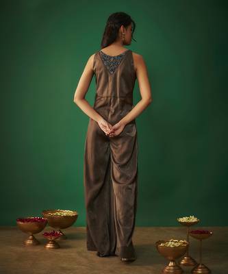 Grey flared jumpsuit with embroidered neck 5