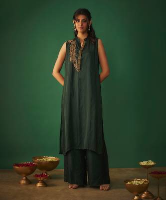 Emerald green kurta pant set with copper gold embroidery 1