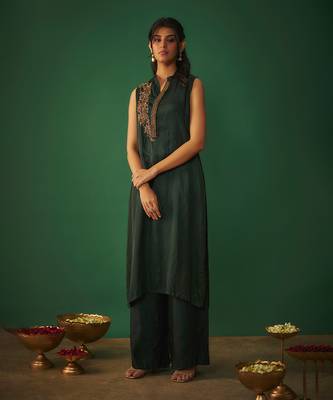 Emerald green kurta pant set with copper gold embroidery 2