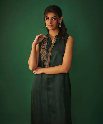 Emerald green kurta pant set with copper gold embroidery 3