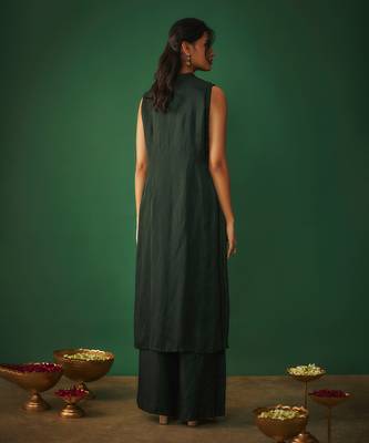 Emerald green kurta pant set with copper gold embroidery 4