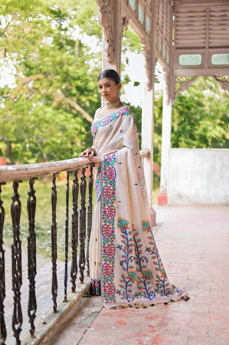 Soft Silk Saree With Floral Weaving Pattern With Weaving Pallu And Running Blouse Piece