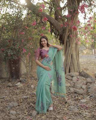  Soft Silk Saree With Floral Weaving Pattern Small Zari Patta On Pallu With And Contrast Blouse Piece  1