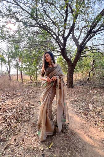Grey Soft Cotton Blend Saree With Zari Weaving Pallu & Border With Blouse