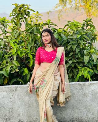 Cream Soft Cotton Blend Saree With Zari Weaving Pallu & Border With Blouse 3