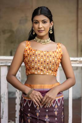 Soft Tussar Silk Saree With Temple Border And Unique Ikkat Printed Contrast Pallu And Contrast Blouse Piece 4