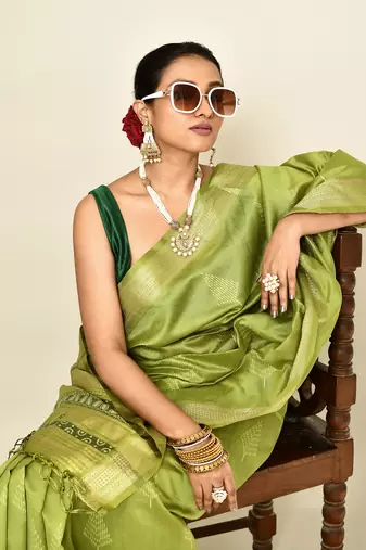 Elora soft silk leaf printed baluchari weaving saree (green)