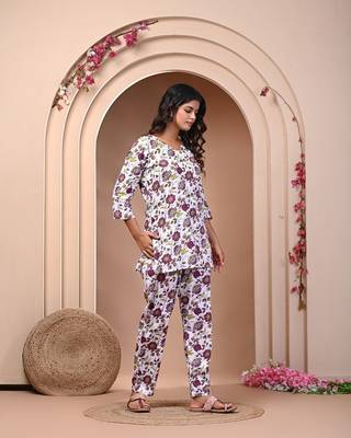 White floral printed cotton kurta set(set of 2) 1