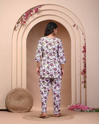 White floral printed cotton kurta set(set of 2) 4