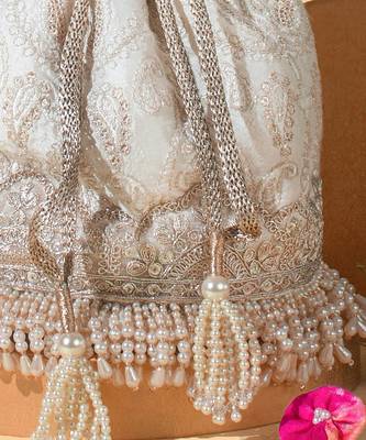 Off white chaand potli bag 3