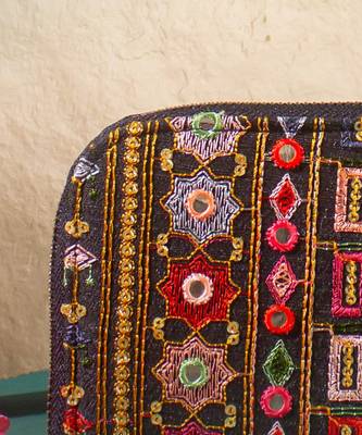 Black rafia embroidered wallet 5