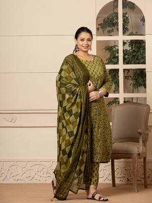  cotton green kantha work plus size kurta dupatta pant set 2