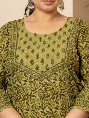  cotton green kantha work plus size kurta dupatta pant set 4