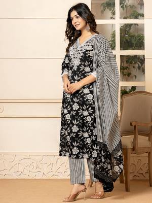  black embroidered kurta dupatta set 2
